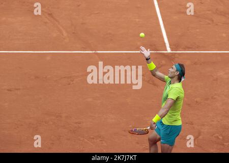 ©Sébastien Muylaert/MAXPPP - Paris 05/06/2022 Rafael Nadal d'Espagne sert pendant le match de finale des hommes contre Casper Ruud de Norvège le jour 15 de l'Open de France 2022 à Roland Garros à Paris, France. 05.06.2022 Banque D'Images