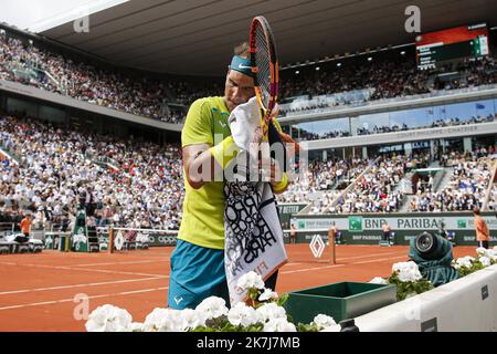 ©Sébastien Muylaert/MAXPPP - Paris 05/06/2022 Rafael Nadal, d'Espagne, se met à l'eau lors du match de finale des hommes contre Casper Ruud, de Norvège, le 15 e jour de l'Open de France 2022 à Roland Garros, à Paris, en France. 05.06.2022 Banque D'Images