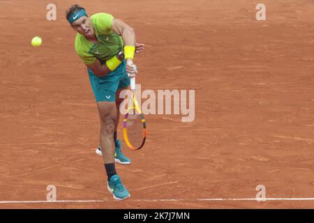 ©Sébastien Muylaert/MAXPPP - Paris 05/06/2022 Rafael Nadal d'Espagne sert pendant le match de finale des hommes contre Casper Ruud de Norvège le jour 15 de l'Open de France 2022 à Roland Garros à Paris, France. 05.06.2022 Banque D'Images