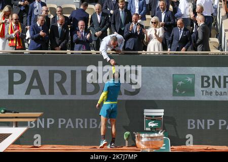 ©Sébastien Muylaert/MAXPPP - Paris 05/06/2022 Rafael Nadal d'Espagne est félicité par le roi d'Espagne Felipe VI après avoir remporté le match de finale des singles hommes contre Casper Ruud de Norvège le jour 15 de l'Open de France 2022 à Roland Garros à Paris, France. 05.06.2022 Banque D'Images