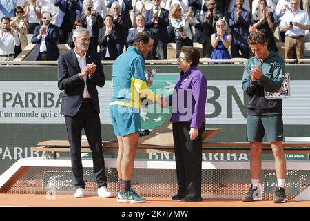 ©Sébastien Muylaert/MAXPPP - Paris 05/06/2022 Rafael Nadal d'Espagne reçoit le trophée du gagnant par Gilles Moretton, Président de la Fédération française de tennis et Billy Jean King après avoir gagné contre Casper Ruud de Norvège lors du match de finale des singles hommes le jour 15 de l'Open de France 2022 à Roland Garros à Paris, France. 05.06.2022 Banque D'Images