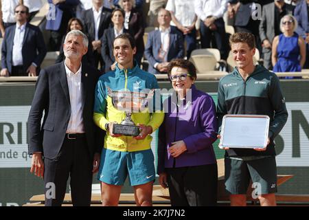 ©Sébastien Muylaert/MAXPPP - Paris 05/06/2022 Rafael Nadal d'Espagne est présenté avec le trophée gagnant et Casper Rudd avec le trophée perdant par Gilles Moretton, Président de la Fédération française de tennis et Billy Jean King après le match de finale des singles hommes le 15 e jour de l'Open de France 2022 à Roland Garros à Paris, France. 05.06.2022 Banque D'Images