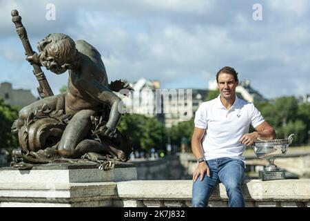 ©Sébastien Muylaert/MAXPPP - Paris 06/06/2022 Rafael Nadal d'Espagne pose avec le trophée sur le pont Alexandre III, un jour après sa victoire de 14th au tournoi de tennis Roland-Garros Open à Paris. Rafael Nadal, 36 ans, a remporté un Open de France de 14th avec des injections quotidiennes qui lui tuent la douleur dans son pied gauche gênant et va maintenant tenter de trouver un remède permanent pour la blessure, en avertissant que sa carrière record est en jeu. 06.06.2022 Banque D'Images