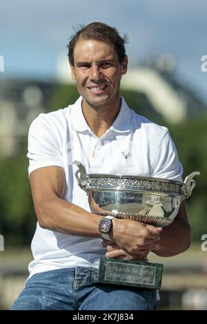 ©Sébastien Muylaert/MAXPPP - Paris 06/06/2022 Rafael Nadal d'Espagne pose avec le trophée sur le pont Alexandre III, un jour après sa victoire de 14th au tournoi de tennis Roland-Garros Open à Paris. Rafael Nadal, 36 ans, a remporté un Open de France de 14th avec des injections quotidiennes qui lui tuent la douleur dans son pied gauche gênant et va maintenant tenter de trouver un remède permanent pour la blessure, en avertissant que sa carrière record est en jeu. 06.06.2022 Banque D'Images