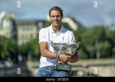 ©Sébastien Muylaert/MAXPPP - Paris 06/06/2022 Rafael Nadal d'Espagne pose avec le trophée sur le pont Alexandre III, un jour après sa victoire de 14th au tournoi de tennis Roland-Garros Open à Paris. Rafael Nadal, 36 ans, a remporté un Open de France de 14th avec des injections quotidiennes qui lui tuent la douleur dans son pied gauche gênant et va maintenant tenter de trouver un remède permanent pour la blessure, en avertissant que sa carrière record est en jeu. 06.06.2022 Banque D'Images