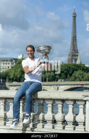 ©Sébastien Muylaert/MAXPPP - Paris 06/06/2022 Rafael Nadal d'Espagne pose avec le trophée sur le pont Alexandre III, un jour après sa victoire de 14th au tournoi de tennis Roland-Garros Open à Paris. Rafael Nadal, 36 ans, a remporté un Open de France de 14th avec des injections quotidiennes qui lui tuent la douleur dans son pied gauche gênant et va maintenant tenter de trouver un remède permanent pour la blessure, en avertissant que sa carrière record est en jeu. 06.06.2022 Banque D'Images