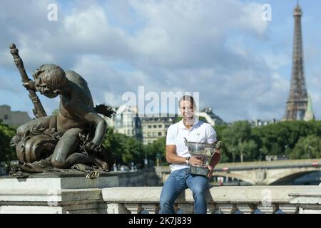 ©Sébastien Muylaert/MAXPPP - Paris 06/06/2022 Rafael Nadal d'Espagne pose avec le trophée sur le pont Alexandre III, un jour après sa victoire de 14th au tournoi de tennis Roland-Garros Open à Paris. Rafael Nadal, 36 ans, a remporté un Open de France de 14th avec des injections quotidiennes qui lui tuent la douleur dans son pied gauche gênant et va maintenant tenter de trouver un remède permanent pour la blessure, en avertissant que sa carrière record est en jeu. 06.06.2022 Banque D'Images