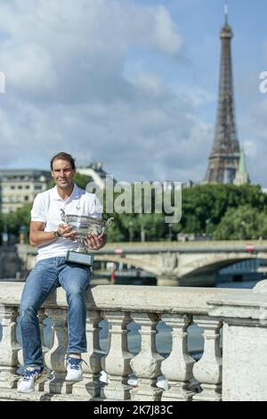 ©Sébastien Muylaert/MAXPPP - Paris 06/06/2022 Rafael Nadal d'Espagne pose avec le trophée sur le pont Alexandre III, un jour après sa victoire de 14th au tournoi de tennis Roland-Garros Open à Paris. Rafael Nadal, 36 ans, a remporté un Open de France de 14th avec des injections quotidiennes qui lui tuent la douleur dans son pied gauche gênant et va maintenant tenter de trouver un remède permanent pour la blessure, en avertissant que sa carrière record est en jeu. 06.06.2022 Banque D'Images