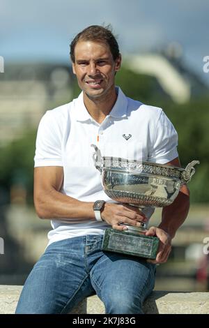 ©Sébastien Muylaert/MAXPPP - Paris 06/06/2022 Rafael Nadal d'Espagne pose avec le trophée sur le pont Alexandre III, un jour après sa victoire de 14th au tournoi de tennis Roland-Garros Open à Paris. Rafael Nadal, 36 ans, a remporté un Open de France de 14th avec des injections quotidiennes qui lui tuent la douleur dans son pied gauche gênant et va maintenant tenter de trouver un remède permanent pour la blessure, en avertissant que sa carrière record est en jeu. 06.06.2022 Banque D'Images