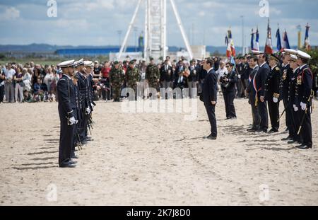 ©PHOTOPQR/Ouest FRANCE/Martin ROCHE / Ouest-FRANCE ; saint Laurent de Cuves ; 05/06/2022 ; Ce lundi 6 mai 2022 avait lieu la cérémonie de tradition de l'école des fusiliers marins à Ouistreham (14) en présence du ministre des armées Sébastien Lecornu et de du dernier vétéran vivant avec le 177 English à avé au pavillon de la nuit de la nuit de Normandie : Léon Gautier photographe : Martin ROCHE 78E anniversaire du Débargement en Normandie 6th 2022 78th juin anniversaire du débarquement de Normandie à Saint Laurent de Cuves avec le ministre français de la Défense Sébastien Lecor Banque D'Images