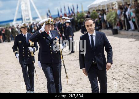 ©PHOTOPQR/Ouest FRANCE/Martin ROCHE / Ouest-FRANCE ; saint Laurent de Cuves ; 05/06/2022 ; Ce lundi 6 mai 2022 avait lieu la cérémonie de tradition de l'école des fusiliers marins à Ouistreham (14) en présence du ministre des armées Sébastien Lecornu et de du dernier vétéran vivant avec le 177 English à avé au pavillon de la nuit de la nuit de Normandie : Léon Gautier photographe : Martin ROCHE 78E anniversaire du Débargement en Normandie 6th 2022 78th juin anniversaire du débarquement de Normandie à Saint Laurent de Cuves avec le ministre français de la Défense Sébastien Lecor Banque D'Images