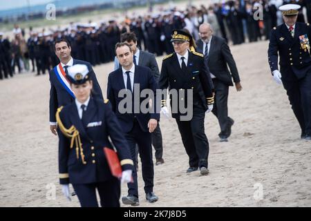 ©PHOTOPQR/Ouest FRANCE/Martin ROCHE / Ouest-FRANCE ; saint Laurent de Cuves ; 05/06/2022 ; Ce lundi 6 mai 2022 avait lieu la cérémonie de tradition de l'école des fusiliers marins à Ouistreham (14) en présence du ministre des armées Sébastien Lecornu et de du dernier vétéran vivant avec le 177 English à avé au pavillon de la nuit de la nuit de Normandie : Léon Gautier ici Sébastien Lecornu photographe : Martin ROCHE 78E anniversaire du débarquement en Normandie 6th 2022 78th juin anniversaire du débarquement de Normandie à Saint Laurent de Cuves avec défense française mi Banque D'Images