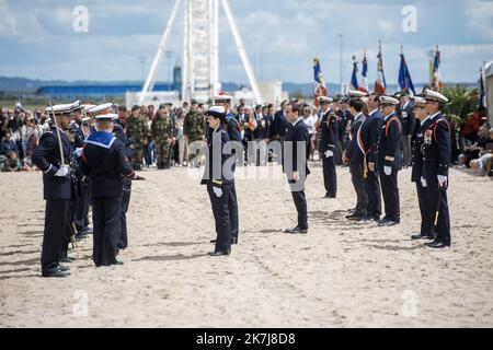 ©PHOTOPQR/Ouest FRANCE/Martin ROCHE / Ouest-FRANCE ; saint Laurent de Cuves ; 05/06/2022 ; Ce lundi 6 mai 2022 avait lieu la cérémonie de tradition de l'école des fusiliers marins à Ouistreham (14) en présence du ministre des armées Sébastien Lecornu et de du dernier vétéran vivant avec le 177 English à avé au pavillon de la nuit de la nuit de Normandie : Léon Gautier photographe : Martin ROCHE 78E anniversaire du Débargement en Normandie 6th 2022 78th juin anniversaire du débarquement de Normandie à Saint Laurent de Cuves avec le ministre français de la Défense Sébastien Lecor Banque D'Images