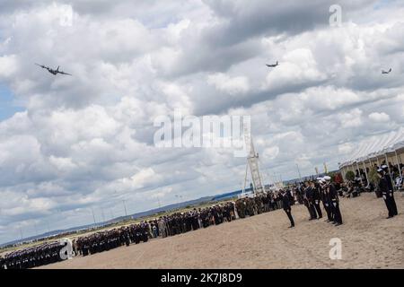 ©PHOTOPQR/Ouest FRANCE/Martin ROCHE / Ouest-FRANCE ; saint Laurent de Cuves ; 05/06/2022 ; Ce lundi 6 mai 2022 avait lieu la cérémonie de tradition de l'école des fusiliers marins à Ouistreham (14) en présence du ministre des armées Sébastien Lecornu et de du dernier vétéran vivant avec le 177 English à avé au pavillon de la nuit de la nuit de Normandie : Léon Gautier photographe : Martin ROCHE 78E anniversaire du Débargement en Normandie 6th 2022 78th juin anniversaire du débarquement de Normandie à Saint Laurent de Cuves avec le ministre français de la Défense Sébastien Lecor Banque D'Images