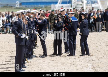 ©PHOTOPQR/Ouest FRANCE/Martin ROCHE / Ouest-FRANCE ; saint Laurent de Cuves ; 05/06/2022 ; Ce lundi 6 mai 2022 avait lieu la cérémonie de tradition de l'école des fusiliers marins à Ouistreham (14) en présence du ministre des armées Sébastien Lecornu et de du dernier vétéran vivant avec le 177 English à avé au pavillon de la nuit de la nuit de Normandie : Léon Gautier photographe : Martin ROCHE 78E anniversaire du Débargement en Normandie 6th 2022 78th juin anniversaire du débarquement de Normandie à Saint Laurent de Cuves avec le ministre français de la Défense Sébastien Lecor Banque D'Images