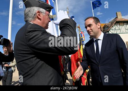 ©PHOTOPQR/OUEST FRANCE/Stéphane Geufroi ; Bernières sur mer ; 06/06/2022 ; Cérémoine international du 78E anniversaire du Débarquier à Bernières sur mer dans le calvados en prérence du minister des armes Sébastien Lecornu (photo) 78E anniversaire du Débargement en Normandie 6th 2022 78th juin anniversaire du débarquement de Normandie à Bernieres sur mer, avec le ministre français de la Défense Banque D'Images