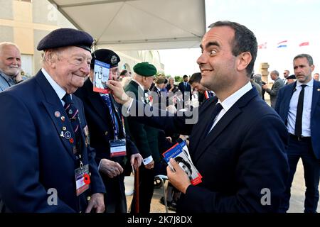 ©PHOTOPQR/OUEST FRANCE/Stéphane Geufroi ; Bernières sur mer ; 06/06/2022 ; Cérémoine international du 78E anniversaire du Débarquier à Bernières sur mer dans le calvados en prérence du minister des armes Sébastien Lecornu (photo) 78E anniversaire du Débargement en Normandie 6th 2022 78th juin anniversaire du débarquement de Normandie à Bernieres sur mer, avec le ministre français de la Défense Banque D'Images