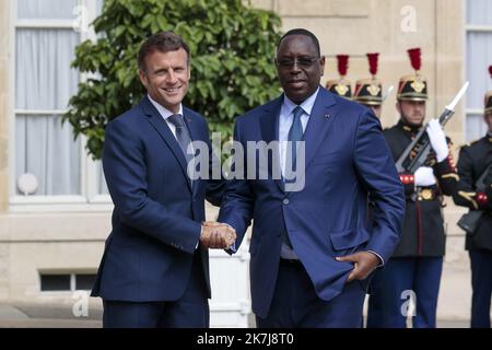 ©Sébastien Muylaert/MAXPPP - Paris 10/06/2022 le Président français Emmanuel Macron accueille son homologue sénégalais Macky Sall au palais présidentiel de l'Elysée avant leur réunion bilatérale, à Paris. 10.06.2022 Banque D'Images