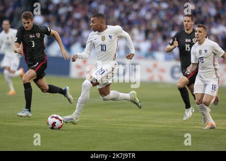 ©Sébastien Muylaert/MAXPPP - Paris 13/06/2022 Kylian Mbappe de France courez avec le ballon lors de la Ligue des Nations de l'UEFA Un match du Groupe 1 entre la France et la Croatie au Stade de France à Paris, France. 13.06.2022 Banque D'Images