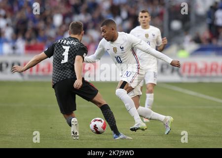 ©Sébastien Muylaert/MAXPPP - Paris 13/06/2022 Kylian Mbappe de France courez avec le ballon lors de la Ligue des Nations de l'UEFA Un match du Groupe 1 entre la France et la Croatie au Stade de France à Paris, France. 13.06.2022 Banque D'Images