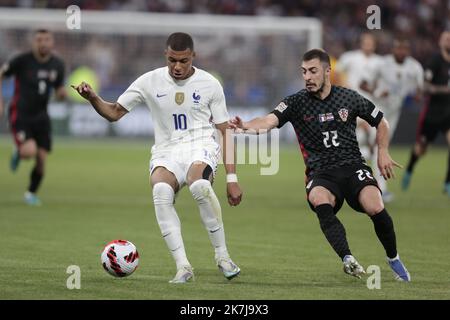 ©Sébastien Muylaert/MAXPPP - Paris 13/06/2022 Kylian Mbappe de France courez avec le ballon lors de la Ligue des Nations de l'UEFA Un match du Groupe 1 entre la France et la Croatie au Stade de France à Paris, France. 13.06.2022 Banque D'Images