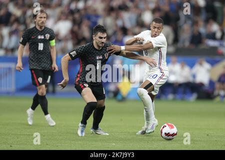 ©Sébastien Muylaert/MAXPPP - Paris 13/06/2022 Kylian Mbappe de France lutte pour le ballon lors de la Ligue des Nations de l'UEFA Un match du Groupe 1 entre la France et la Croatie au Stade de France à Paris, France. 13.06.2022 Banque D'Images