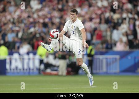 ©Sébastien Muylaert/MAXPPP - Paris 13/06/2022 Benjamin Pavard de France contrôle le ballon lors de la Ligue des Nations de l'UEFA Un match du Groupe 1 entre la France et la Croatie au Stade de France à Paris, France. 13.06.2022 Banque D'Images