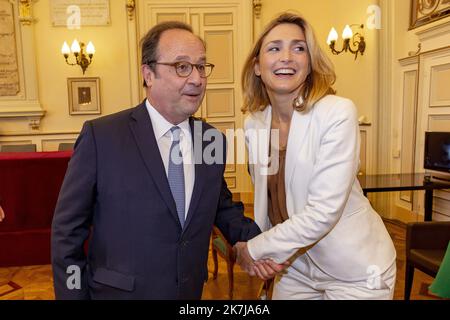 ©PHOTOPQR/LA PROVENCE ; ** PHOTO d'ARCHIVES ** François Hollande, l'ancien président de la République et sa compagnie l'actrice Julie Gayet se son dit 'oui' samedi 4 juin en Corrèze. Ils se marient dans l'intiité à la mairie de Tulle dans l'après-midi. ARCHIVES l'ancien président français François Hollande et Julie Gayet egt marié à Tulle, France DOSSIERS Mariage de Franz-Olivier GIESBERT écrit, journaliste et directeur de la publication du journal la Provence et de Valérie TORANIAN journaliste, directive de la rédaction de elle de 2002 à 2014 et directive de la Revue des deux mondes d Banque D'Images