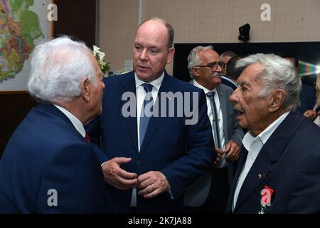 ©Mourad ALLILI/MAXPPP - 08/06/2022 Voiron Isère le 09/06/2022 : cérémonie de remise des insignes de chevalier dans l'ordre de la légion d'honneur a MR Gerard Christaud ancien en championnat de france de boxe, l a participation aux Jeux olympiques d'hiver de 1968, 1972, 1976 et 1984 en présence de son ami le prince Albert II de Monaco.ici en photo le prince Albert II de Monaco qui discute avec les anciens combatants Francais le Prince Albert était à Voiron, France, pour la distinction de son ami Gérard Christaud, Qui a reçu l'insigne de Chevalier de la Légion d'honneur 8 juin 2022 Banque D'Images