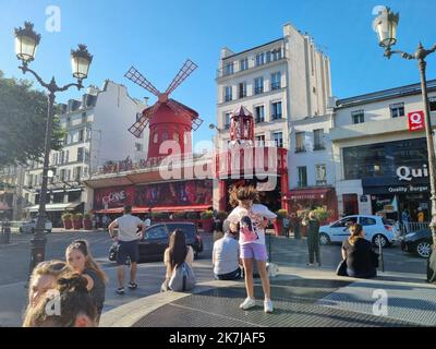 ©PHOTOPQR/LE PARISIEN/Sandrine Tran ; Paris ; 14/06/2022 ; de nombreux touristiques passent profiterent de la bouche d'aration pour faire voler leurs chevrons, et avant-propos des photos face au Moulin Rouge. Rapport sur la pollution de l'air par les bouches d'aération de métro Paris, France, juin 14th 2022 de nombreux touristes passent en profitant de l'évent d'aération pour laisser voler leurs cheveux et prendre des photos devant le Moulin Rouge. Rapport sur la pollution de l'air par les évents du métro Banque D'Images