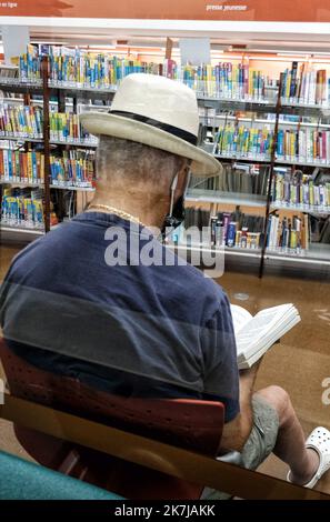 ©SERGE HAOUZI/MAXPPP - Nice lire part, tout le temps, toujours que l‚Äôon sait petit ou grand, lire nous avons mis de nous construit mais aussi de faire une parenthv®se du quotidien le temps d‚Äôun instant.Quand on aime coup d'état,... tout le temps... partager ! Et c'est ainsi qu'on dv écouvre qu'il y a chez soi , en extv érieur ,des coins conférence cont'on n'aurait pas forcv ément inv© ! (Photo Serge Haouzi) - PHOTO : LECTURE sur la Côte d'Azur, vous pouvez -nager -bains de soleil ou lire où et quand vous voulez Banque D'Images