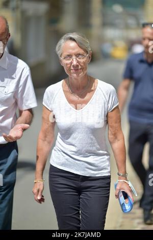©FRANCK CASTEL/MAXPPP - 20220006 le Premier ministre français Elisabeth borne parle avec un boucher à côté du maire de Clecy, Raymond Carville, lors d'une visite à Clecy, dans le nord-est de la France, sur 17 juin 2022 dans le cadre de la campagne pour les élections parlementaires françaises. Banque D'Images