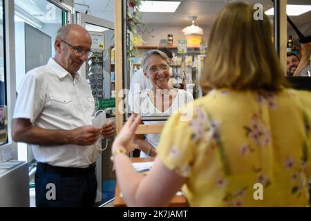 ©FRANCK CASTEL/MAXPPP - 20220006 le Premier ministre français Elisabeth borne parle avec un boucher à côté du maire de Clecy, Raymond Carville, lors d'une visite à Clecy, dans le nord-est de la France, sur 17 juin 2022 dans le cadre de la campagne pour les élections parlementaires françaises. Banque D'Images
