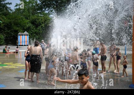 ©PHOTOPQR/VOIX DU NORD/PIERRE ROUANET ; 18/06/2022 ; Vieux Conde, le 18/06/2022. Les jeux d'eau de la base de loisirs de l'etang de Chabaud Latour de Vieux Conde ont routé plus le nôtre avec les forts chaleurs (canicule). PHOTO PIERRE ROUANET LA VOIX DU NORD vague de chaleur en France sur 18 juin 2022 Banque D'Images