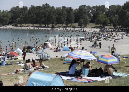 ©PHOTOPQR/LE PROGRES/Joël PHILIPPON - Vaulx-en-Velin 18/06/2022 - vague de chaleur au parc de Miribel-Jonage. 18 juin 2022 -les Lyonnais et Grand-Lyonnais se sont donnés rdv au Grand Parc de Miribel-Jonage pour essayer de tricune peau d'ombre et de fraicheur dans le lac. Les barbecues et les parasols de sortie. Vague de chaleur au parc de Miribel-Jonage. Vague de chaleur en France sur 18 juin 2022 Banque D'Images