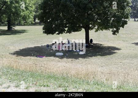 ©PHOTOPQR/LE PROGRES/Joël PHILIPPON - Vaulx-en-Velin 18/06/2022 - vague de chaleur au parc de Miribel-Jonage. 18 juin 2022 -les Lyonnais et Grand-Lyonnais se sont donnés rdv au Grand Parc de Miribel-Jonage pour essayer de tricune peau d'ombre et de fraicheur dans le lac. Les barbecues et les parasols de sortie. Vague de chaleur au parc de Miribel-Jonage. Vague de chaleur en France sur 18 juin 2022 Banque D'Images