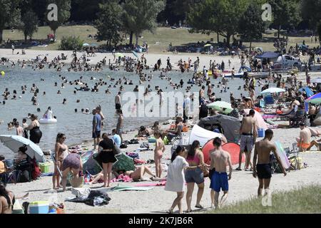 ©PHOTOPQR/LE PROGRES/Joël PHILIPPON - Vaulx-en-Velin 18/06/2022 - vague de chaleur au parc de Miribel-Jonage. 18 juin 2022 -les Lyonnais et Grand-Lyonnais se sont donnés rdv au Grand Parc de Miribel-Jonage pour essayer de tricune peau d'ombre et de fraicheur dans le lac. Les barbecues et les parasols de sortie. Vague de chaleur au parc de Miribel-Jonage. Vague de chaleur en France sur 18 juin 2022 Banque D'Images