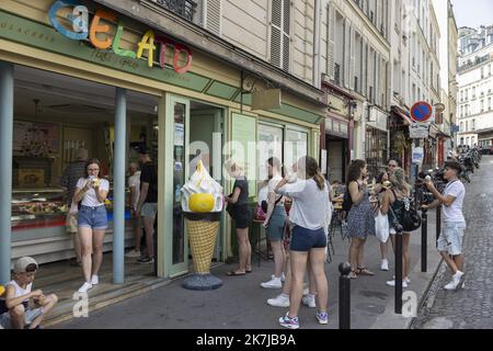 ©PHOTOPQR/LE PARISIEN/ARNAUD DUMONTIER ; Paris ; 18/06/2022 ; Paris - Samedi 18 juin 2022 - reportage à Montmartre sur la canicule. © Arnaud Dumontier pour la vague de chaleur parisienne sur 18 juin 2022 Banque D'Images