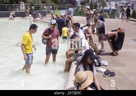 ©PHOTOPQR/LE PARISIEN/ARNAUD DUMONTIER ; Paris ; 18/06/2022 ; Paris - Samedi 18 juin 2022 - reportage à Montmartre sur la canicule. La fontaine de la butte montmartre prand d'assaut par les touristes © Arnaud Dumontier pour la vague de chaleur parisienne sur 18 juin 2022 Banque D'Images