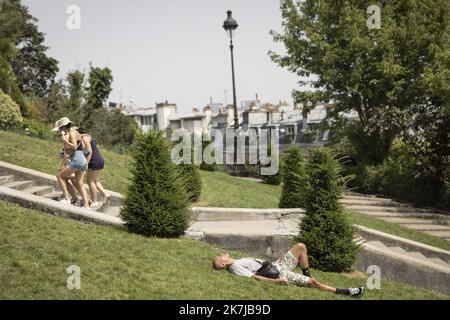 ©PHOTOPQR/LE PARISIEN/ARNAUD DUMONTIER ; Paris ; 18/06/2022 ; Paris - Samedi 18 juin 2022 - reportage à Montmartre sur la canicule. Quelques irreductibles continuent de bronzer sur les chemisiers en plein soleil © Arnaud Dumontier pour la vague de chaleur parisienne sur 18 juin 2022 Banque D'Images