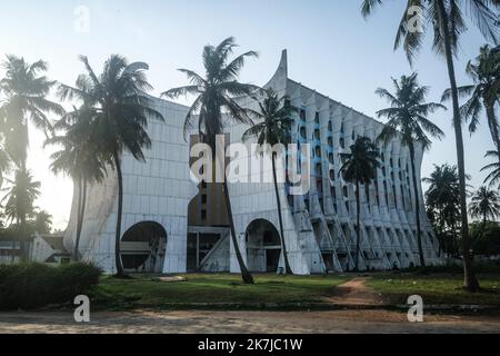 ©Nicolas Remene / le Pictorium/MAXPPP - Lome 30/05/2022 Nicolas Remene / le Pictorium - 30/5/2022 - Togo / Lome / Lome - vue sur - l'Hôtel de la paix- sur le Boulevard du Mono, le 30 mai 2022. l'hôtel se construit en 1970 est abangonne depuis 2005. / 30/5/2022 - Togo / Lome / Lome - vue sur l'Hôtel de la paix sur le Boulevard du Mono, 30 mai 2022. L'hôtel, construit en 1970, a été abandonné depuis 2005. Banque D'Images