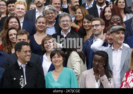 ©Sébastien Muylaert/MAXPPP - Paris 21/06/2022 gauche française la France inssumise (LFI) leader du parti, député et dirigeant de la coalition de gauche Nupes (Nouvelle Union populaire écologique et sociale - Nouvelle Union populaire écologique et sociale), Jean-Luc Melenson (C) pose avec les députés du LFI et les membres du NUPES devant l'Assemblée nationale (Assemblée nationale), à Paris, deux jours après les élections législatives. 21.06.2022 Banque D'Images