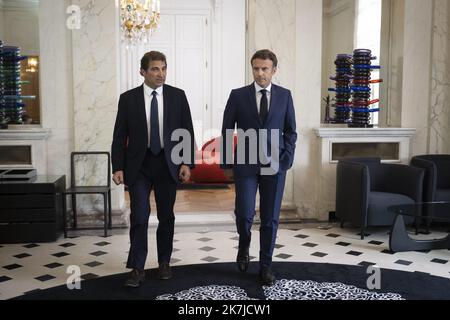 @ Pool/Eric TSCHAEN/Maxppp, France, Paris, 2022/06/21 Emmanuel Macron, président de la République, raccompagne Christian Jacob, président des LR les Républicains, a issue d'un entretien - Paris, France, juin 21st 2022 le président rencontre les chefs de partis après que son alliance a perdu la majorité à l'assemblée nationale après des élections législatives Banque D'Images