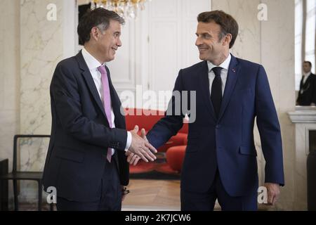 @ Pool/Eric TSCHAEN/Maxppp, France, Paris, 2022/06/21 Emmanuel Macron, président de la République, course Olivier Faure, 1er secret du PS Parti socialiste, a issue d'un entretien au palais de l'Elysée. - Paris, France, juin 21st 2022 le président rencontre le chef des partis après que son alliance ait perdu la majorité à l'Assemblée nationale après des élections législatives Banque D'Images