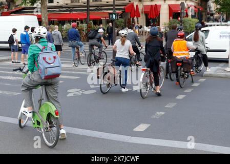 ©PHOTOPQR/LE PARISIEN/ Camille Thiébaud Mathieu ; Paris ; 31/05/2022 ; Illustration des boules que vous pouvez créer les pistes cyclables à Bastille le 31 mai Paris, France, mai 31st 2022 embouteillages dans les pistes cyclables Banque D'Images