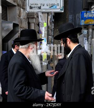 Haredi des hommes juifs socialisant dans le quartier ultra-orthodoxe de Geula à Jérusalem, Israël. Banque D'Images