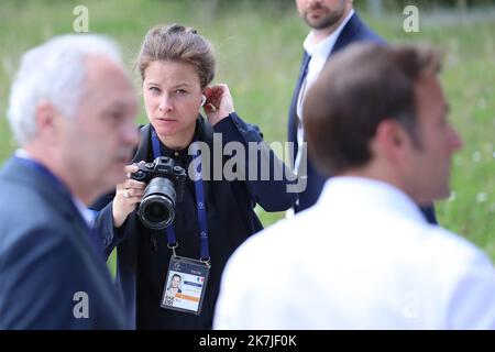 ©Pierre Teyssot/MAXPPP ; Sommet Allemagne G7 2022 . Elmau, Krün, Allemagne sur 26 juin 2022. Emmanuel Macron Président du photographe français Soazig le Prevost de la Moissonnière. Â© Pierre Teyssot / Maxppp Banque D'Images