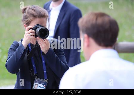 ©Pierre Teyssot/MAXPPP ; Sommet Allemagne G7 2022 . Elmau, Krün, Allemagne sur 26 juin 2022. Emmanuel Macron Président du photographe français Soazig le Prevost de la Moissonnière. Â© Pierre Teyssot / Maxppp Banque D'Images