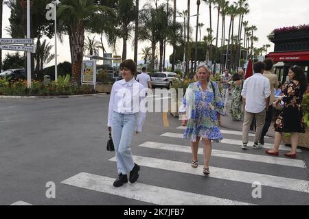 ©françois Glories/MAXPPP - 21/06/2022 l'actrice britannique exclusive "Game of Thrones" Maisie Williams avec sa mère Hilary Pitt Frances sur la Croisette, les invités de Spotify pour la Fête de la musique à Cannes Lions 2022, se cachent pour fumer sa cigarette. Cannes France. 21 juin 2022. Banque D'Images