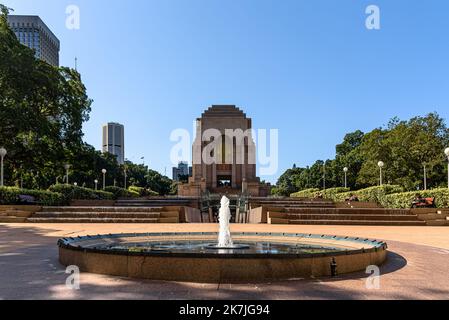 La passerelle Cascade de l'extension du Centenaire jusqu'au Mémorial de l'ANZAC à Hyde Park à Sydney, en Australie Banque D'Images